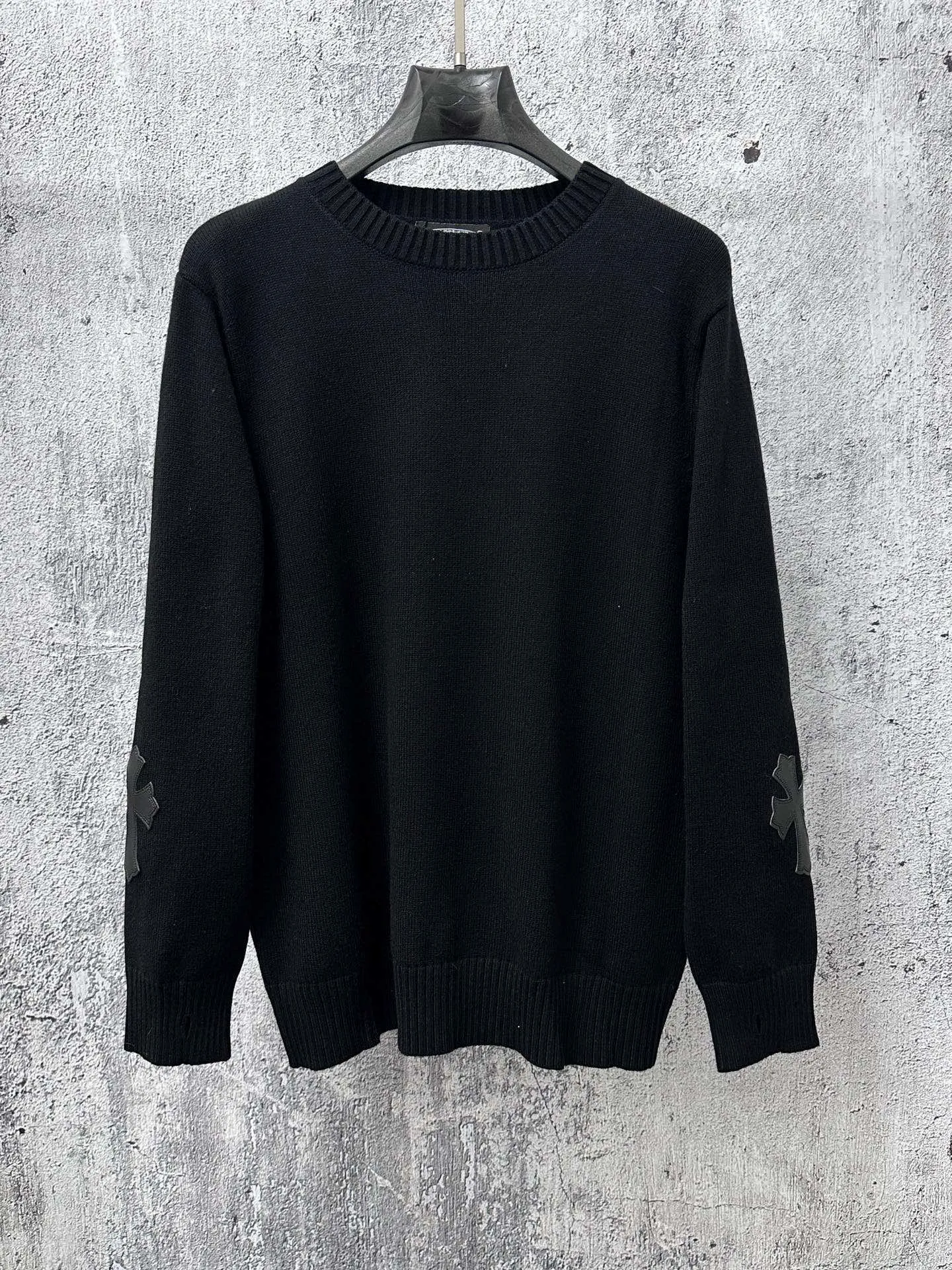 ￼ P250 【Chrome Hearts】Chrome Hearts' new cross-knitted jacquard appliquéd crew neck sweater. Contains 20% wool. The item is made of custom-dyed and custom-spun yarn and purchased from the original version. A full set of customized accessories. Details determine success or failure. A new model for autumn and winter. It is soft and delicate and does not tie the body. The upper body effect is very nice. Loose fit. Same style for men and women. Color: White Black Size: S-L